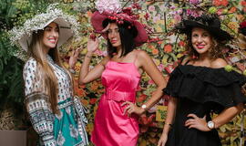 Žinomi žmonės tapo gyvomis gėlėmis puoštų skrybėlaičių parodos „eksponatais“