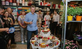 Žinomi žmonės tapo gyvomis gėlėmis puoštų skrybėlaičių parodos „eksponatais“