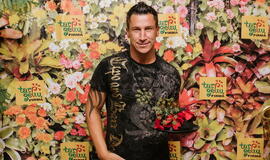 Žinomi žmonės tapo gyvomis gėlėmis puoštų skrybėlaičių parodos „eksponatais“