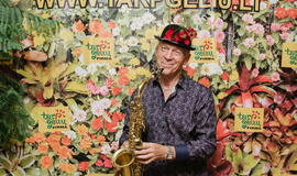 Žinomi žmonės tapo gyvomis gėlėmis puoštų skrybėlaičių parodos „eksponatais“