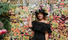Žinomi žmonės tapo gyvomis gėlėmis puoštų skrybėlaičių parodos „eksponatais“