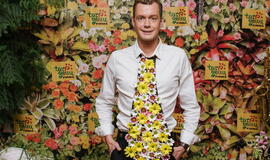 Žinomi žmonės tapo gyvomis gėlėmis puoštų skrybėlaičių parodos „eksponatais“