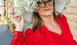 Žinomi žmonės tapo gyvomis gėlėmis puoštų skrybėlaičių parodos „eksponatais“