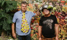 Žinomi žmonės tapo gyvomis gėlėmis puoštų skrybėlaičių parodos „eksponatais“