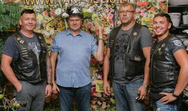 Žinomi žmonės tapo gyvomis gėlėmis puoštų skrybėlaičių parodos „eksponatais“