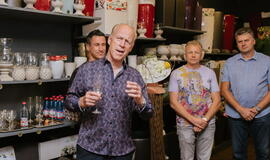 Žinomi žmonės tapo gyvomis gėlėmis puoštų skrybėlaičių parodos „eksponatais“