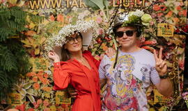 Žinomi žmonės tapo gyvomis gėlėmis puoštų skrybėlaičių parodos „eksponatais“