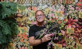 Žinomi žmonės tapo gyvomis gėlėmis puoštų skrybėlaičių parodos „eksponatais“