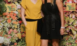 Žinomi žmonės tapo gyvomis gėlėmis puoštų skrybėlaičių parodos „eksponatais“