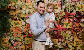 Žinomi žmonės tapo gyvomis gėlėmis puoštų skrybėlaičių parodos „eksponatais“