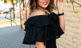 Žinomi žmonės tapo gyvomis gėlėmis puoštų skrybėlaičių parodos „eksponatais“