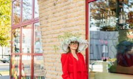 Žinomi žmonės tapo gyvomis gėlėmis puoštų skrybėlaičių parodos „eksponatais“