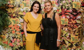 Žinomi žmonės tapo gyvomis gėlėmis puoštų skrybėlaičių parodos „eksponatais“