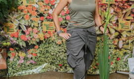 Žinomi žmonės tapo gyvomis gėlėmis puoštų skrybėlaičių parodos „eksponatais“