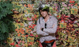 Žinomi žmonės tapo gyvomis gėlėmis puoštų skrybėlaičių parodos „eksponatais“