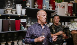 Žinomi žmonės tapo gyvomis gėlėmis puoštų skrybėlaičių parodos „eksponatais“