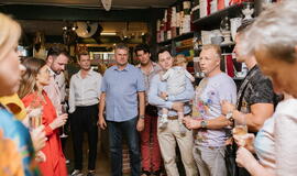 Žinomi žmonės tapo gyvomis gėlėmis puoštų skrybėlaičių parodos „eksponatais“