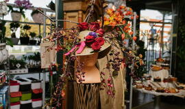 Žinomi žmonės tapo gyvomis gėlėmis puoštų skrybėlaičių parodos „eksponatais“