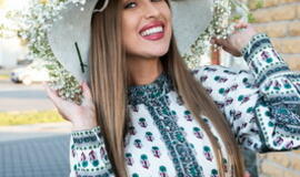 Žinomi žmonės tapo gyvomis gėlėmis puoštų skrybėlaičių parodos „eksponatais“