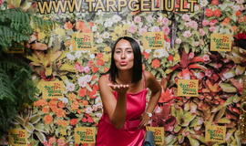 Žinomi žmonės tapo gyvomis gėlėmis puoštų skrybėlaičių parodos „eksponatais“