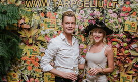 Žinomi žmonės tapo gyvomis gėlėmis puoštų skrybėlaičių parodos „eksponatais“