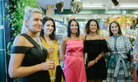 Žinomi žmonės tapo gyvomis gėlėmis puoštų skrybėlaičių parodos „eksponatais“