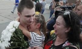 Belaisviai sugrįžo namo