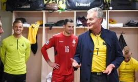 Futbolo rinktinės rūbinėje apsilankęs prezidentas: pirmasis kėlinys buvo fantastiškas