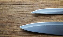 Peiliais ginkluoti plėšikai atėmė rankinę