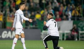 Prie Ronaldo pribėgęs gerbėjas baudų nebijo ir elgesio nesigaili