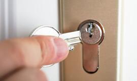 Į spyną prikišo degtukų ir pripylė klijų