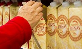 Prekybininkai priversti iš lentynų išimti „Rokiškio pieno“ produktus