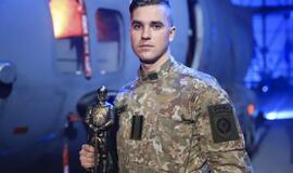 Bronzinė kario statulėlė už ypatingą drąsą įteikta būsimam karininkui