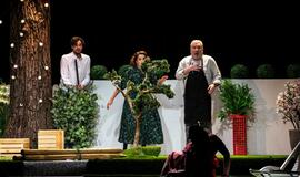 Naujoje komedijoje apie kaimynų santykius susitinka dvi aktorių kartos