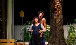 Naujoje komedijoje apie kaimynų santykius susitinka dvi aktorių kartos