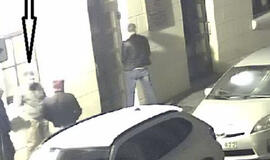 Prašo padėti sučiupti automobilius spardžiusį vyrą