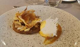 Kalėdų receptas: obuolių saldėsis su karamele, traškiais žagarėliais ir krupniko ledais