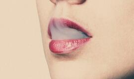 Merginos linksminosi galimai rūkydamos marihuaną