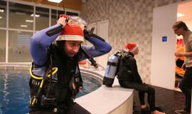 Eglutė baseino dugne