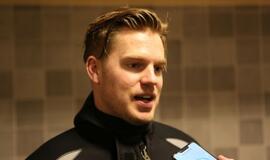 Eglutė baseino dugne