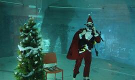 Dovanų maišą Kalėdų senelis traukė iš 9 metrų gylio