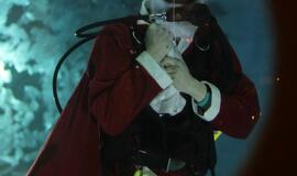 Dovanų maišą Kalėdų senelis traukė iš 9 metrų gylio