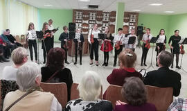 Padedama senjorams pasijusti oriai