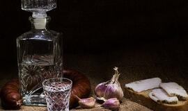 Pardavėjai pagrasino peiliu ir pasiėmė degtinę