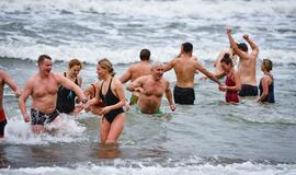 Sveikuoliai metus sutiko Baltijos bangose