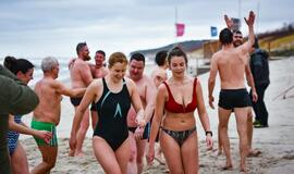 Sveikuoliai metus sutiko Baltijos bangose