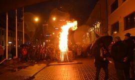 Atminimo laužai prie savivaldybės