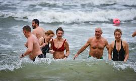 Sveikuoliai metus sutiko Baltijos bangose