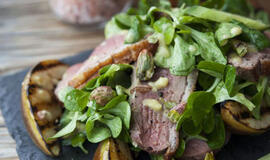 Antienos salotos su keptomis kriaušėmis