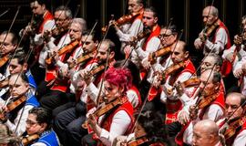 Atvyksta garsusis „Budapest Gypsy Symphony Orchestra“, žinomas kaip „100 čigonų smuikų“!